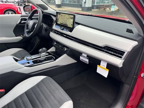 New 2025 Mitsubishi Outlander SE image 34