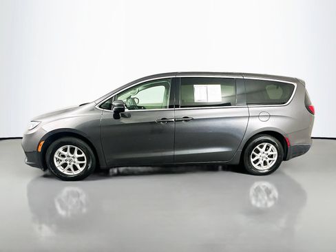 Used 2023 Chrysler Pacifica Touring-L FWD image 4