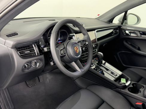 Certified 2026 Porsche Macan AWD/4WD image 4