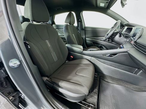 Certified 2025 Hyundai Elantra Sport image 26