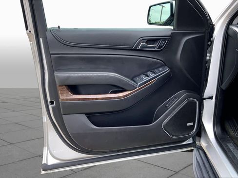 Used 2018 Chevrolet Suburban LT RWD image 22