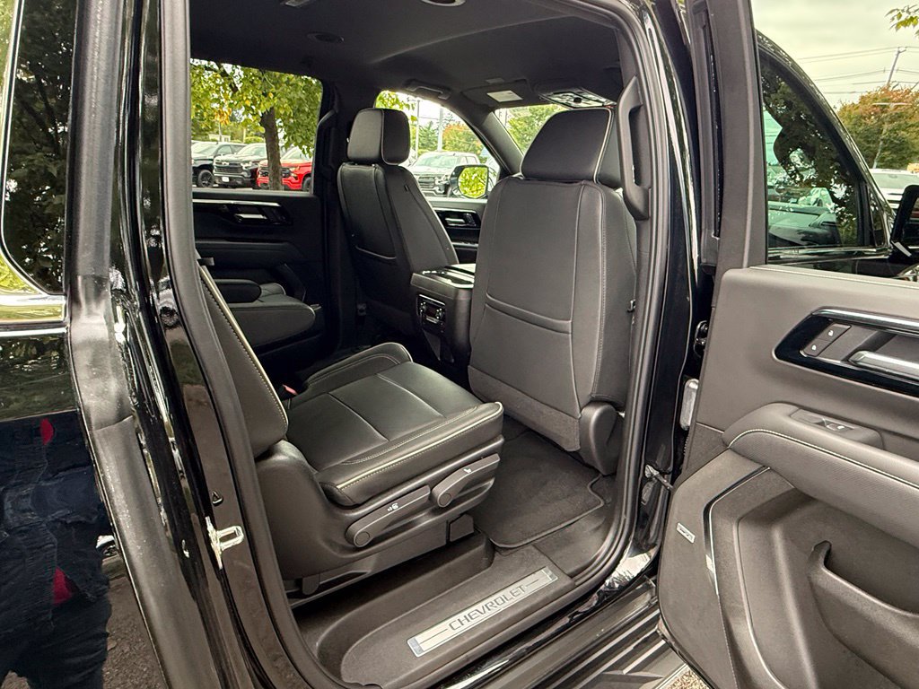 Used 2026 Chevrolet Suburban Premier AWD/4WD image 16