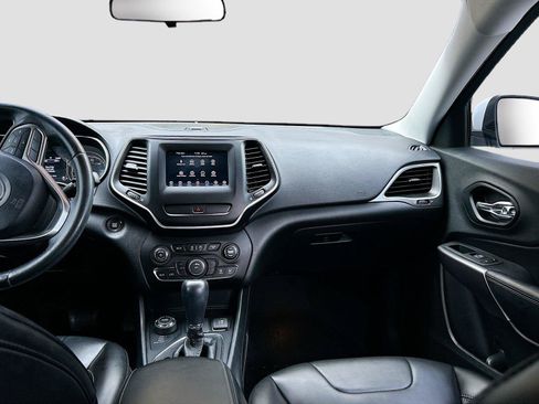 Used 2019 Jeep Cherokee Latitude Plus AWD/4WD image 18