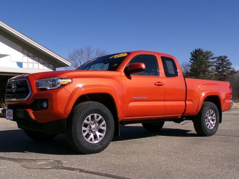 Used 2017 Toyota Tacoma SR5 w/ Tow Package image 8