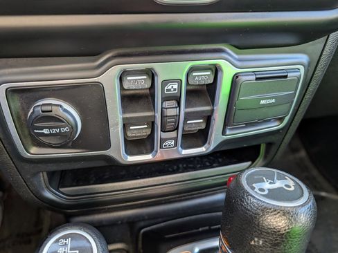 Used 2018 Jeep Wrangler Unlimited Sport S image 18