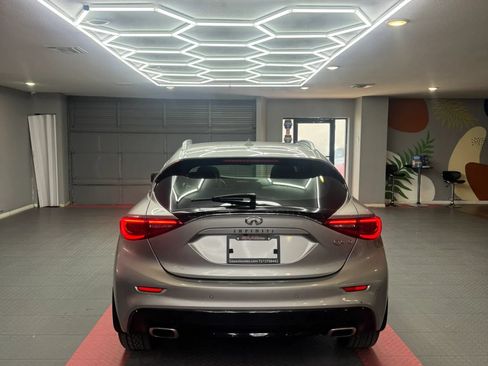Used 2017 INFINITI QX30 Premium w/ Navigation Package FWD image 6