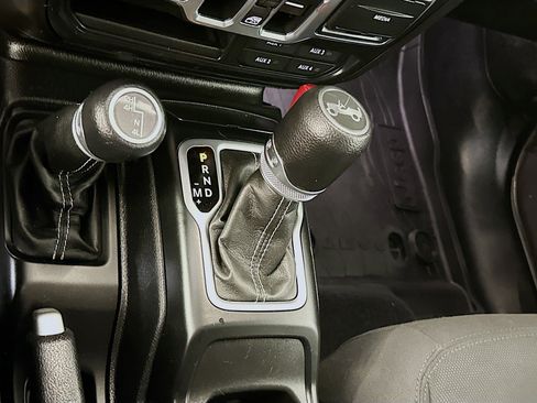 Used 2018 Jeep Wrangler Unlimited Sahara image 25