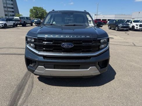 Used 2025 Ford Expedition Platinum w/ Driver's Package AWD/4WD image 6