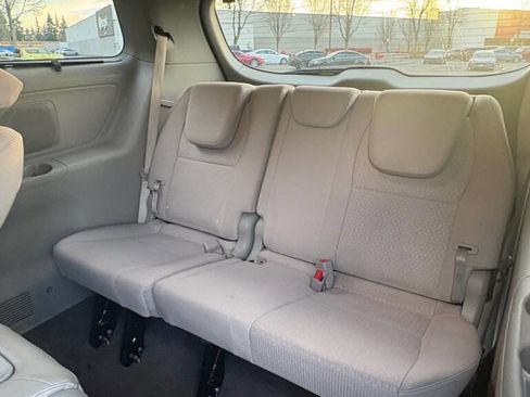 Used 2016 Kia Sedona LX w/ LX Convenience Package image 16