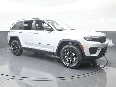New 2025 Jeep Grand Cherokee Altitude RWD image 8