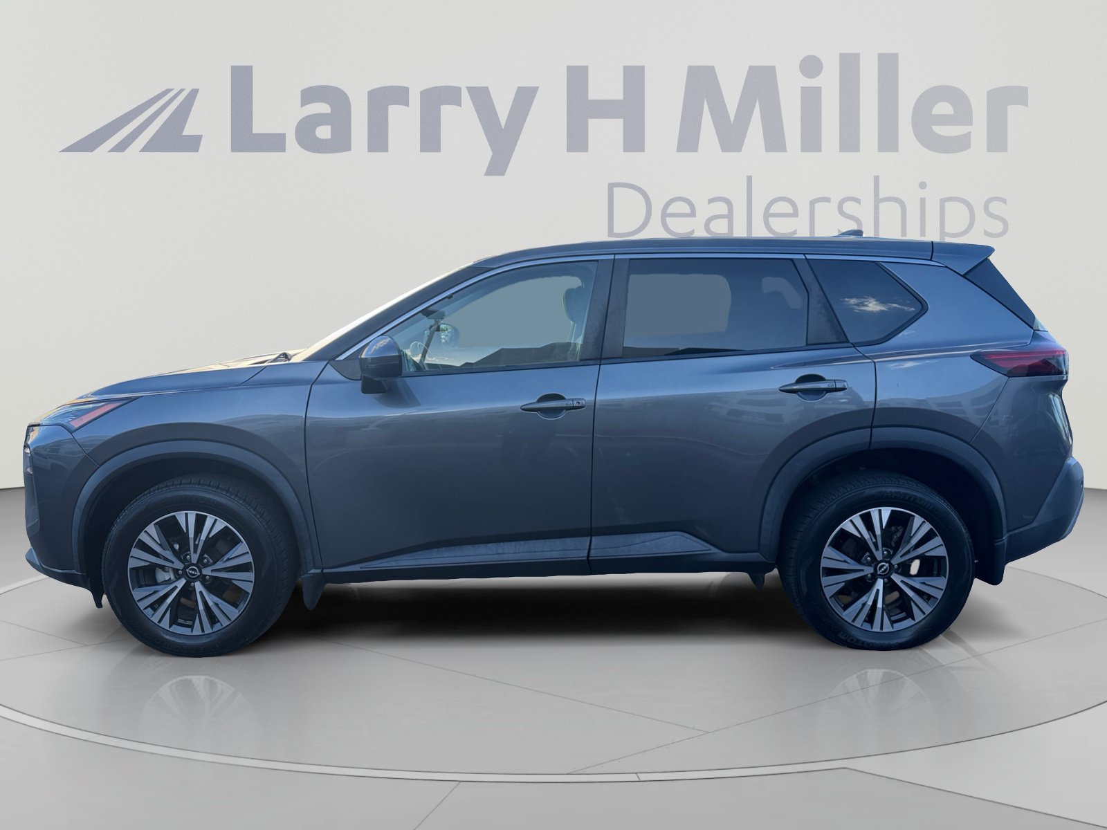 Used 2022 Nissan Rogue SV FWD image 2