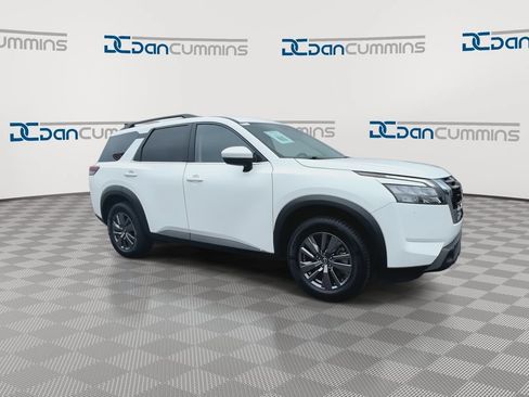 Used 2025 Nissan Pathfinder SV AWD/4WD image 2