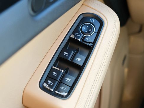 Used 2017 Porsche Macan image 37