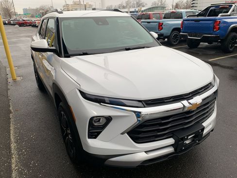 Used 2025 Chevrolet TrailBlazer LT w/ Convenience Package image 3