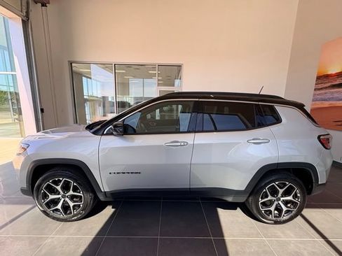 Used 2025 Jeep Compass Limited AWD/4WD image 2