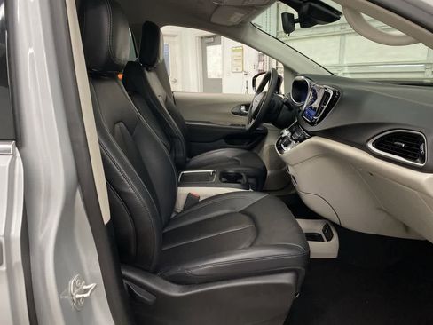 Used 2024 Chrysler Pacifica Touring-L FWD image 18