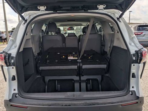 Used 2022 Toyota Sienna XLE FWD image 12