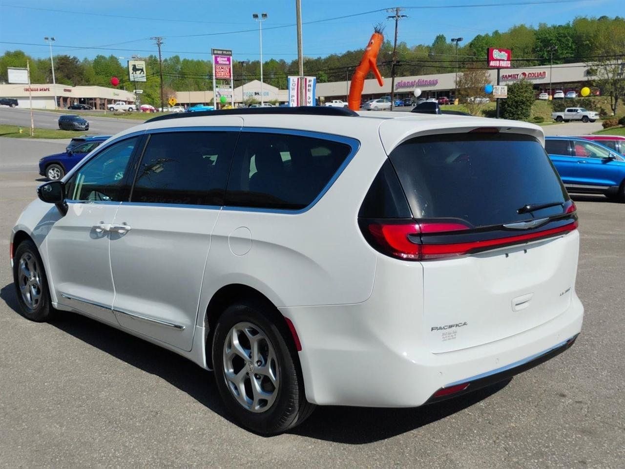 Used 2023 Chrysler Pacifica Limited FWD image 7