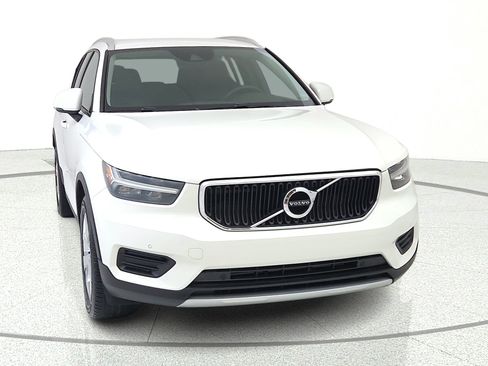 Used 2020 Volvo XC40 T4 Momentum FWD image 2