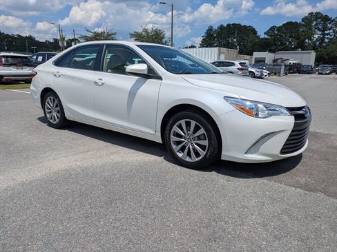 Used 2017 Toyota Camry XLE w/ Moonroof Package FWD image 2