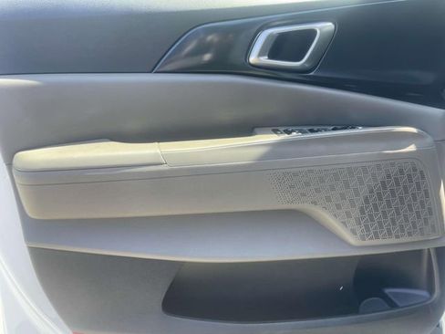 Used 2025 Kia Carnival FWD image 24
