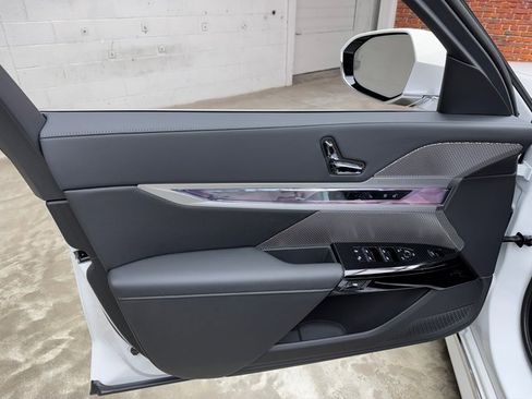 Used 2025 BMW i7 eDrive50 w/ Premium Package image 10