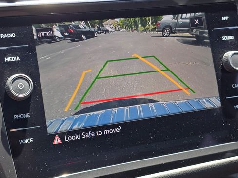 Used 2022 Volkswagen Tiguan SE w/ Panoramic Sunroof Package FWD image 4