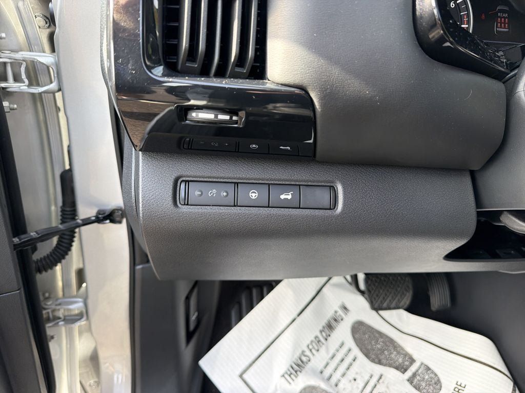 Used 2025 Nissan Pathfinder SV AWD/4WD image 17