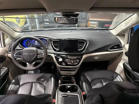 Used 2023 Chrysler Pacifica Touring-L FWD image 30