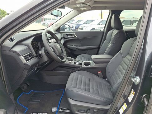 New 2025 Mitsubishi Outlander SE image 6