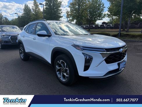 Used 2025 Chevrolet Trax LT w/ LT Convenience Package FWD image 1