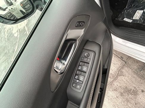 New 2026 Chrysler Pacifica Select image 25