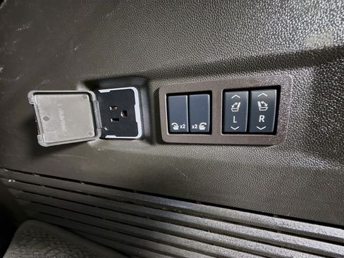 Used 2025 GMC Yukon Denali AWD/4WD image 44