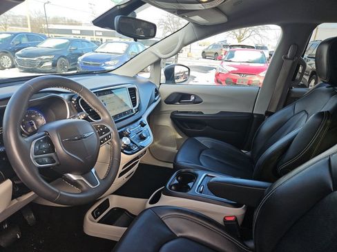 Used 2023 Chrysler Pacifica Touring-L image 7