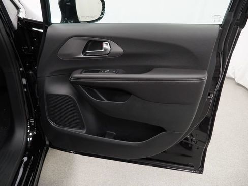 New 2027 Chrysler Pacifica Select FWD image 30