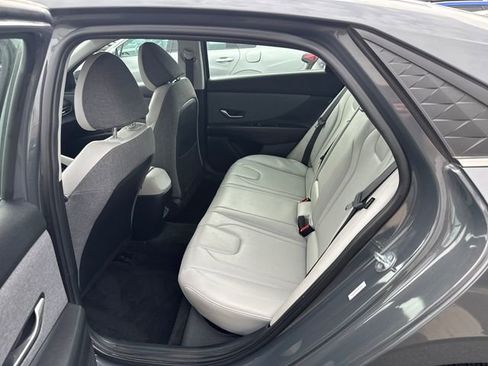 Used 2025 Hyundai Elantra Limited FWD image 17