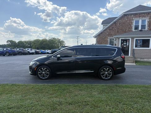 Used 2017 Chrysler Pacifica Limited FWD image 2