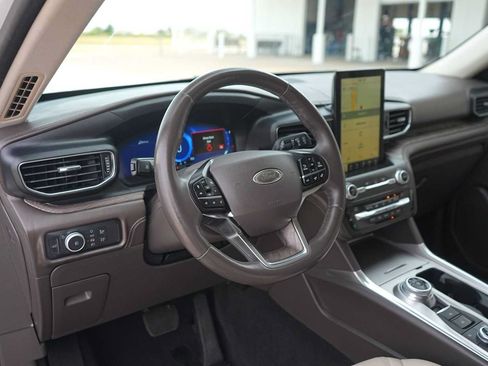 Used 2020 Ford Explorer Platinum w/ Premium Technology Package AWD/4WD image 2