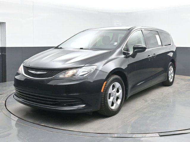 Used 2017 Chrysler Pacifica LX w/ Tire & Wheel Group FWD image 10