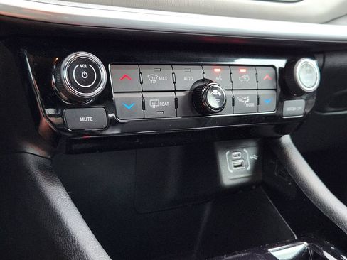 Used 2025 Jeep Compass Limited AWD/4WD image 11