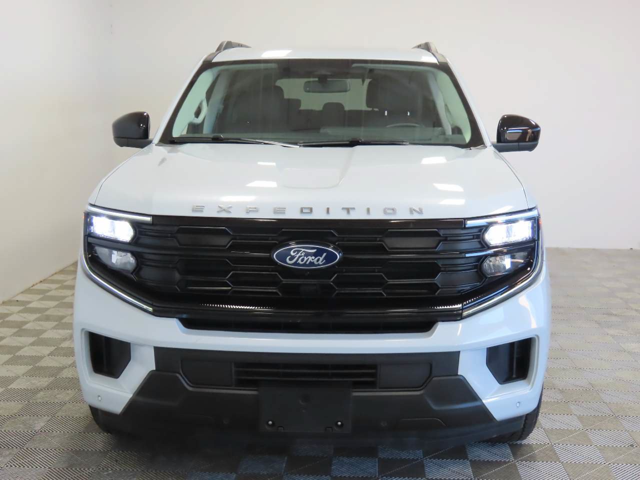 Used 2025 Ford Expedition Active RWD image 2
