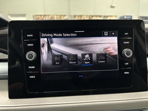 New 2025 Volkswagen Taos SE image 20