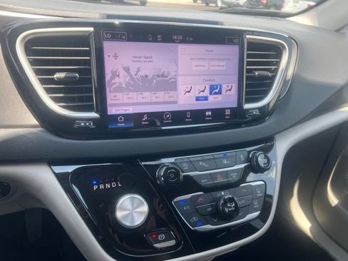 Used 2023 Chrysler Pacifica Touring-L FWD image 21