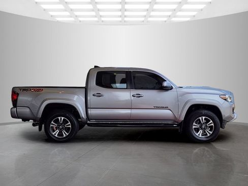 Used 2019 Toyota Tacoma TRD Sport w/ Technology Package AWD/4WD image 3