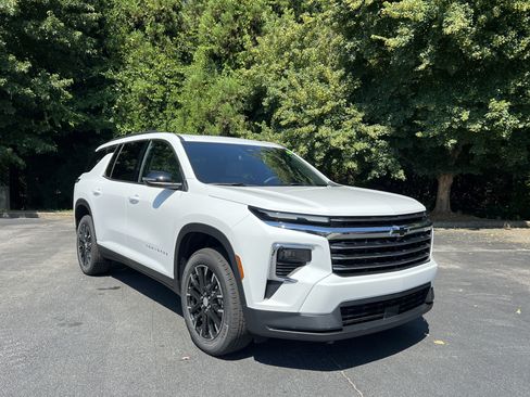 New 2026 Chevrolet Traverse LT w/ Sun and Wheel Package FWD image 2