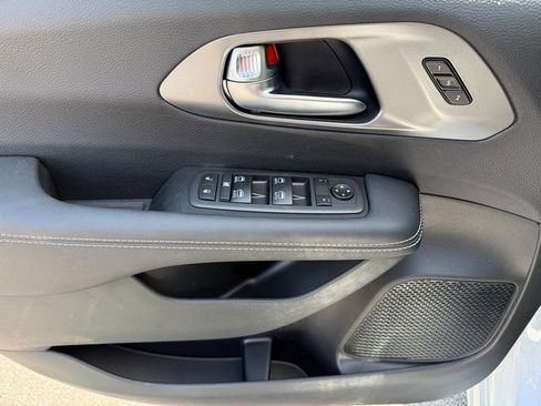 New 2026 Chrysler Pacifica Select image 29