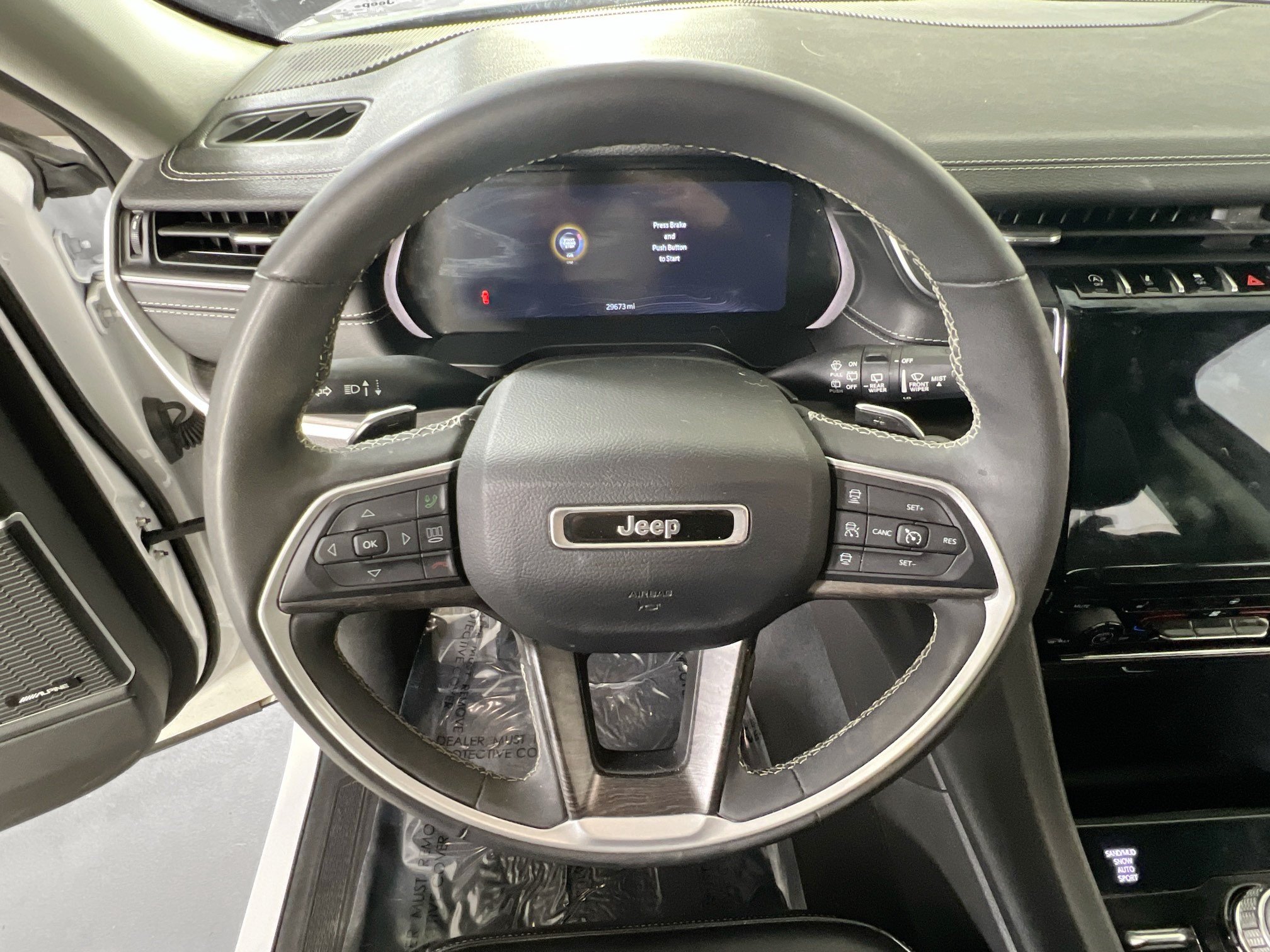 Used 2023 Jeep Grand Cherokee Limited w/ Black Appearance Package AWD/4WD image 11