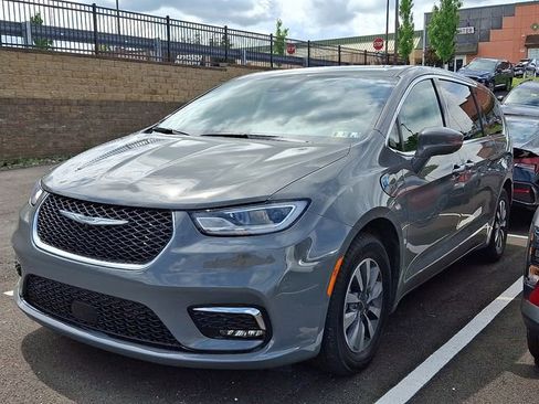 Used 2022 Chrysler Pacifica Touring-L w/ Uconnect Theater Family Group FWD image 3