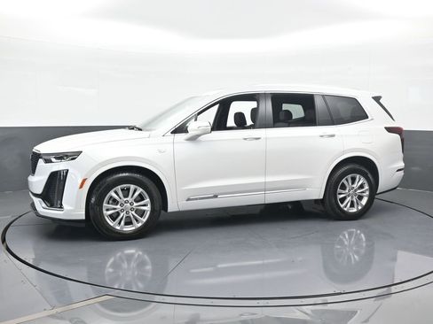 Used 2024 Cadillac XT6 Luxury image 2