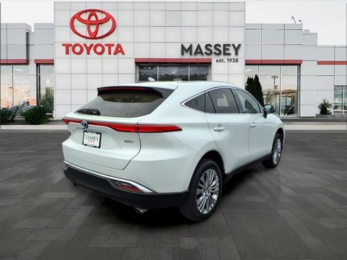 Used 2024 Toyota Venza XLE image 3